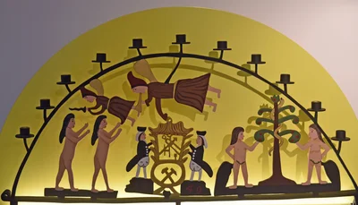 Dieses Exemplar stellt die Urversion eines Lichterbogens von 1740 nach. Als Vorlage dienten noch drei erhaltene Schwibbögen aus Johanngeorgenstadt.