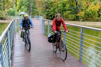 Radfahrer auf dem vor drei Jahren eröffneten Steg über den Maschinenteich, der zum Göltzschtal-Radweg gehört.