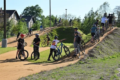 Zur Eröffnung des Bikeparks waren so viele Kinder und Jugendliche gekommen, dass sich auf der Piste schnell Warteschlangen bildeten.