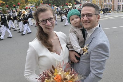 Astrid und Hendrik Vogel staunten nicht schlecht, als sie nach Trauung und Taufe von Sohn Egon aus der Nicolaikirche traten und vor ihnen Bergleute vorbeimarschierten - wie bestellt.