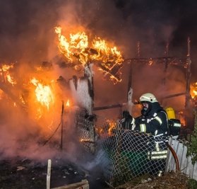 Die Laube in einer Kleingartenanlage in Olbernhau brannte am späten Sonntagabend. 