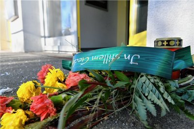 Am Gebäude in Großschirma, in der sich die Arztpraxis von Dr. Abas befand, legten Trauernde Blumen nieder. 