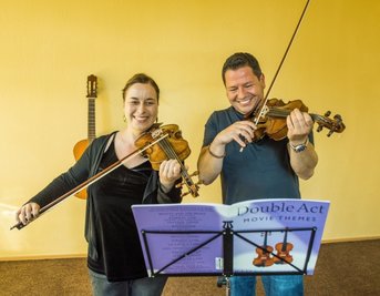 Jeden Tag übt Jens Czerwinka auf seiner Geige, einmal pro Woche geht er zum Unterricht bei Valeria Bulnova. So richtig zufrieden ist er mit seiner Leistung nie, Spaß macht es ihm trotzdem. "Ich will dieses Instrument knacken", so der Dresdner. Seine Lehrerin sagt: "Er ist schon ziemlich gut." 