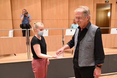 Losentscheid über eines der wichtigsten Ämter einer 240.000-Einwohner-Stadt: Als ältestes Mitglied des Stadtrats zog Dieter Füßlein das Los mit dem Namen eines Bewerbers aus Niedersachsen. Doch OB Schulze verweigerte umgehend sein Einvernehmen.