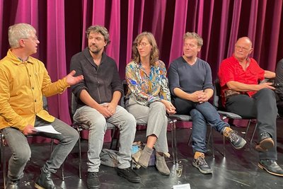 Beim Publikumsgespräch im Freiberger Theater: Dramaturg Matthias Wolf vom Mittelsächsischen Theater, Autor Sébastien Blanc, Dramaturgin Christa Hohmann (die auch übersetzte), Autor Nicolas Poiret, Regisseur Klaus-Peter Fischer und Ausstatter Ulv Jakobsen (v. l.).