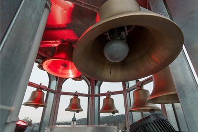 Das aus 18 Bronzeglocken bestehende Spiel im Turm der Poliklinik in Olbernhau wird abends beleuchtet: über das Jahr hinweg in Blau, zur Weihnachtszeit in Rot. 
