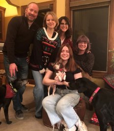 Lea Stütz (2. v. l.) und ihre neue Gastfamilie. Seit Sommer 2021 war sie Austauschschülerin in den USA. 