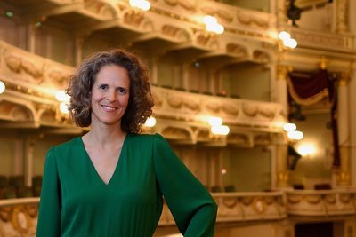 Nora Schmid, Intendantin der Oper Graz, an ihrer zukünftigen Wirkungsstätte: Die Schweizerin übernimmt mit der Spielzeit 2024/2025 die Leitung der Sächsischen Staatsoper Dresden. 