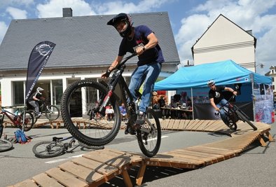 Die Mountainbiker - vorn Kevin Ulbrich - hatten eine Pumptrack-Strecke aufgebaut. 