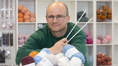 Simon Schier ist von der heilenden Wirkung des Strickens überzeugt. Der Plus H-Geschäftsführer will mit Handarbeiten, die per Rezept verordnet werden, die Gesellschaft verändern. 