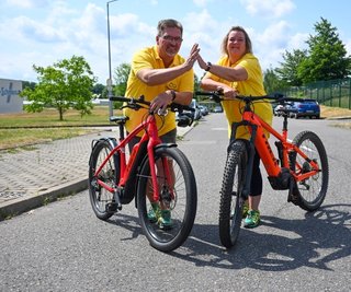 Mandy und Hartmut Böhm gehören zu den Organisatoren der Radsportveranstaltung, die an diesem Sonntag im Gewerbegebiet Hartmannsdorf stattfindet. 