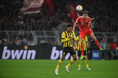 Bandenwerbung im Bundesliga-Spiel zwischen Borussia Dortmund und Bayern München. (Archivbild)