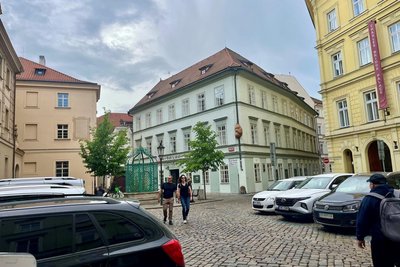 Der Annaplatz in Prag heute, links am Rand das Gebäude des Annahofs.