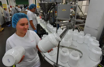 Lisa Goedsche überwacht eine Pulver-Abfüllanlage. Die Markennamen bleiben Firmengeheimnis.