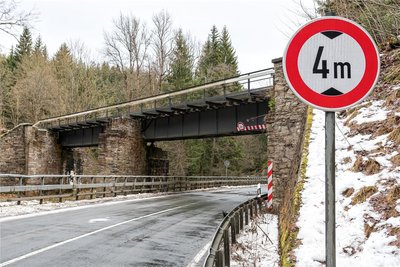 Die Talstraße (Staatsstraße 224) kann momentan aufgrund der einsturzgefährdeten Eisenbahnbrücke nicht befahren werden. Sie war im Dezember bei einem Unfall stark beschädigt worden.