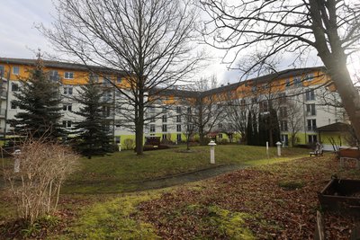 Zum Seniorenzentrum „Am Schwanenteich“ gehört eine parkähnliche Gartenanlage.