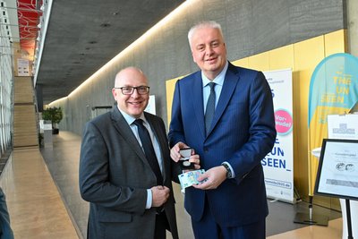 OB Sven Schulze konnte als erster die 20- Euro-Münze von Burkhard Balz, Vorstandsmitglied der Deutschen Bundesbank, erstehen.