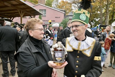 Andrea Schmidt von Lautergold übergab an Andreas Schwarczenberger, Vorsitzenden des Historischen Bergbauvereins Aue, eine der Flaschen des Vestenburger Whiskey.