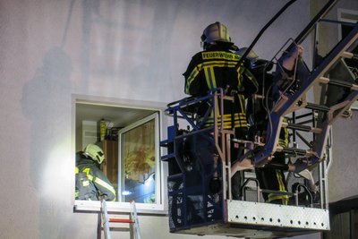 Dort öffneten die Kameraden der Feuerwehr ein Fenster und betraten darüber die Wohnung.