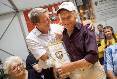 Manfred Gerbeth (rechts) ist einer der ältesten noch lebenden Handballer des SV 04 Oberlosa, der bei der Festveranstaltung vom Vereinsvorsitzenden Bernd Märtner geehrt wurde.