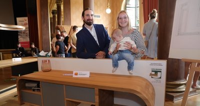 Turbulente und ereignisreiche Monate liegen hinter Toni Uhlmann, im Bild mit Frau Julia, Sohn Luca und seinem Meisterstück.
