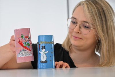 Diese Tassen wird es auf dem diesjährigen Weihnachtsmarkt geben. Im Bild: Kathleen Herold.