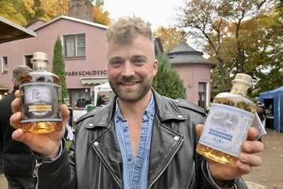 Michael Bauer hat sich je eine Flasche vom Vestenburger Whiskey und Gin gesichert.