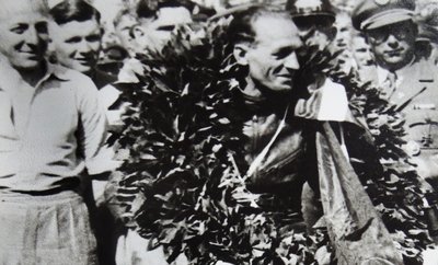 James Guthrie mit seinem Siegerkranz. Der Schotte konnte zweimal, 1935 und 1936, den Großen Preis von Deutschland gewinnen. 