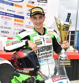 Marvin Siebdrath mit dem Pokal für Platz 2 am Samstag. 