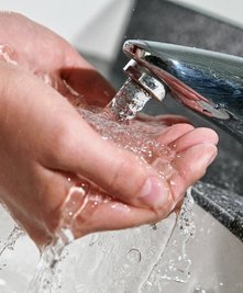 Seit dem vorigen Jahr hitzig diskutiert im Freistaat: die Wasserentnahmeabgabe und ihre Anwendung. Eine Erhöhung dort könnte zudem auch für eine Erhöhung der Preise für Trinkwasser sorgen. 