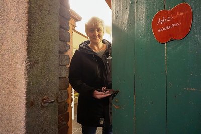 Noch schließen alte Verriegelungen, wie sie Riedelhof-Chefin Mandy Kazmirek zeigt, die historischen Türen im denkmalgeschützten Ensemble. Sie werden durch moderne und teure Anti-Panik-Schlösser ersetzt.
