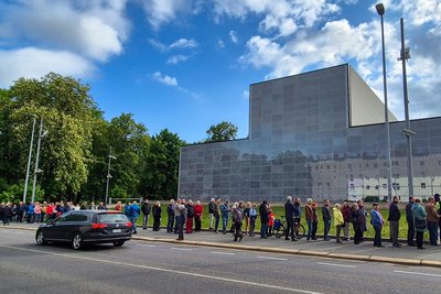 Schlange stehen für die Kulturhauptstadt-Münze, die heute in der Bundesbank an der Zschopauer Straße ausgegeben wurde.