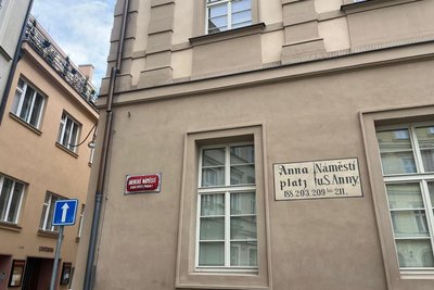 Bis 1884 wurden die Straßen in Prag zweisprachig gekennzeichnet. Hier eine historische Aufschrift am Annaplatz.
