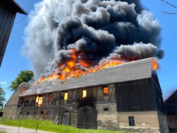 Die Scheunen standen am Montag lichterloh in Flammen.