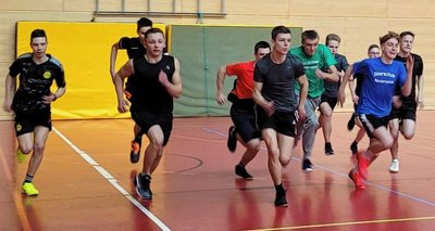 Die Jungen der Altersklasse U15/16 beim Start des Rundenlaufes der Regionalmeisterschaft der Leichtathletik in Oederan. 