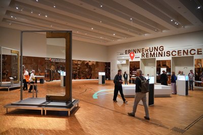 Blick in die Ausstellung, unter anderem auf die von Metallbildhauer Achim Kühn entworfenen Außeneingangstüren (Messing, Glas, Bronze) zum Palast der Republik. 