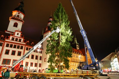 Kurz vor 18 Uhr war der Aufbau beendet.