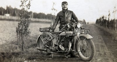 Hellmuth Gretschel mit seiner Maschine. Im Nachlass des leidenschaftlichen Motorradfahrers fand sich eine besondere Postkarte. 