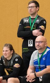 Nachdenklich: Für David Dehn (hinten), den Damen-Trainer des SV Rotation, ist ein Spielbetrieb unter 2G keine Option. 