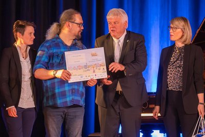 Stadtplaner Steffen Krätzsch (2.v.l.) freute sich beim Neujahrsempfang über das Preisgeld von 40.000 Euro für das Konzept zum Begegnungsort „Balancegleis“.