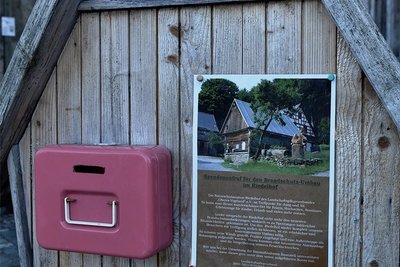 Die Spendenbox zum Brandschutz-Umbau hängt. 