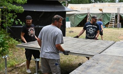 Die Helfer des Treibsand-Festivals kümmern sich um alles. Auch die Bühne bauen sie selbst auf.