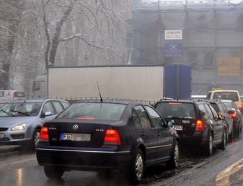 
              <p class="artikelinhalt">Nichts ging mehr am Dienstagvormittag auf der Wallstraße in Freiberg. Ein Lkw stand auf der glatten Straße quer, und es gab einen langen Stau. Sorgt bald französisches Meersalz für besseren Halt? </p>
            