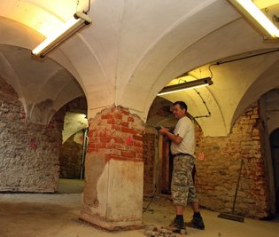 Bauarbeiten im Kellergewölbes des Max-Schneider-Gymnasiums