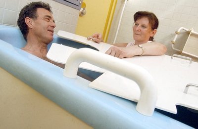 Günter Domas vertraute 2010 in BadSchlema auf die lindernde Wirkung des Radonbads, das ihm Mitarbeiterin Martina Weiß einlässt.