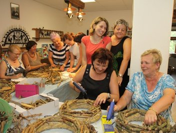 Wo Frauen sich treffen und kreative Dinge entstehen. Mira Runkel (3. v. l.) bringt immer neue Gestaltungsideen ein.