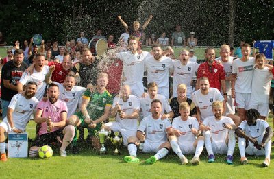 Jubel übers Double: Die SG Neukirchen mit dem dreifachen Endspieltorschützen Kevin Möschwitzer (unten, Dritter von rechts). 