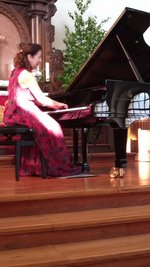 Was muss, das muss: Angela Hewitt spielte in Adorf auf einem eigens aus Leipzig angelieferten Steinway-Flügel. 