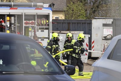 Chemnitz am Nachmittag: Feuerwehrleute auf einem Betriebsgelände im Einsatz.