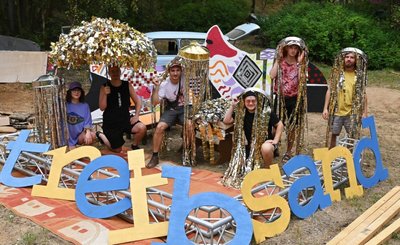 Der Rochlitzer Jugendclub Szene sorgt mit seinem Deko-Team für das passende Ambiente auf dem Festivalgelände.